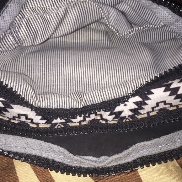 A fanny pack - Picture 2 of 4